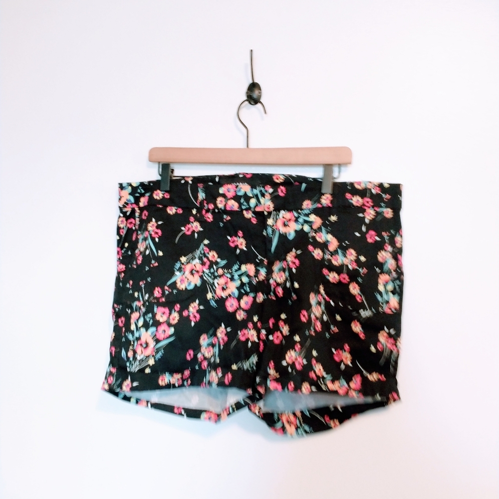 Torrid floral black shorts with pockets, size tag removed, waist is 40" so is a